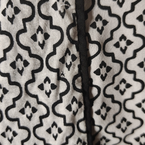 Elegant Black/ White Patterned Women's  Large Petite Top With Belle Sleeves - Picture 4 of 5